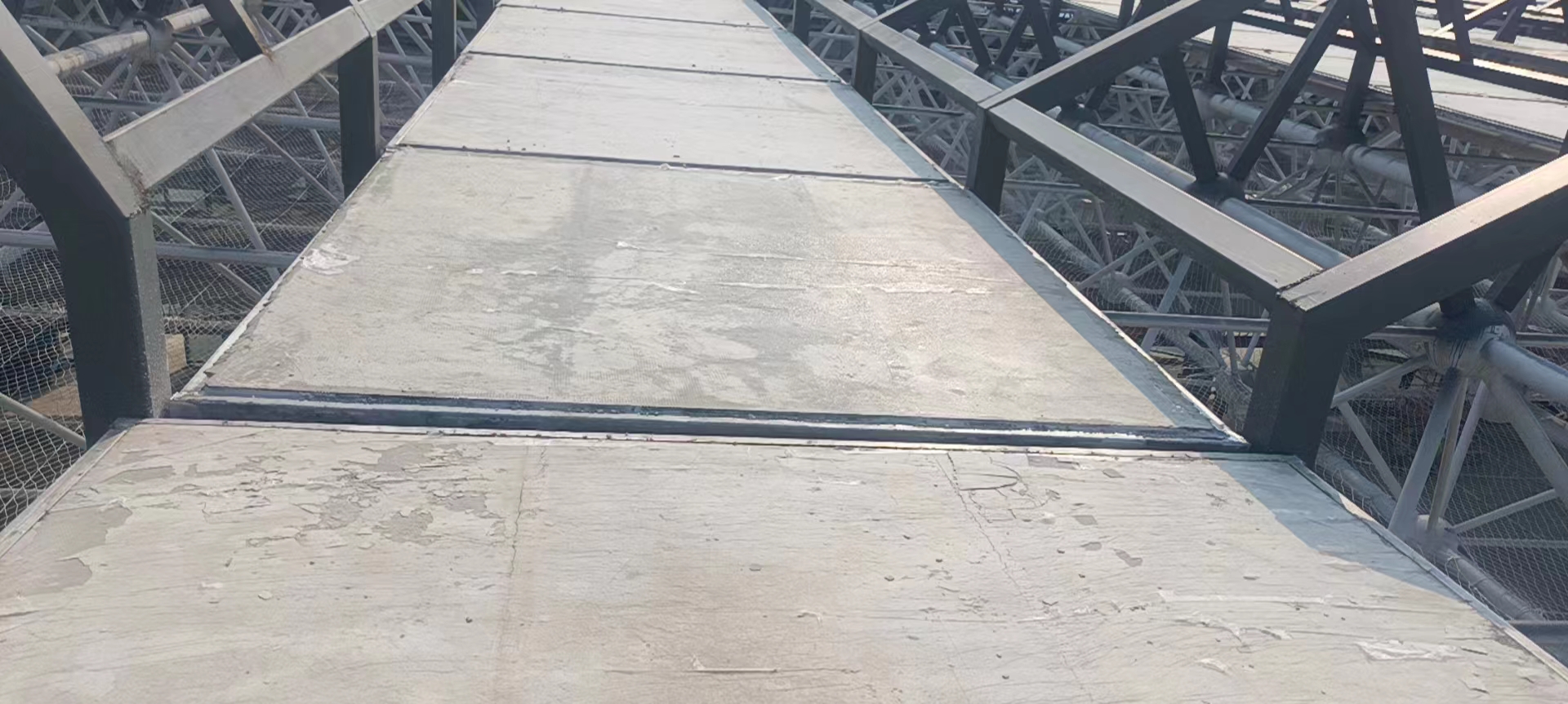 钢构轻强板减轻荷载，提升建筑抗震性